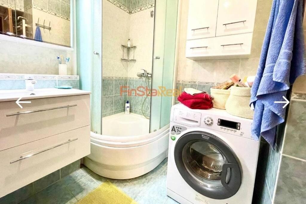 Economy Apartment 2 Min From The Main Station Bratislava Bagian luar foto