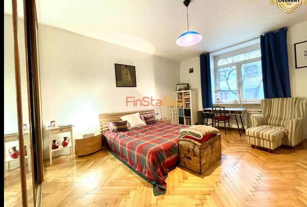 Economy Apartment 2 Min From The Main Station Bratislava Bagian luar foto