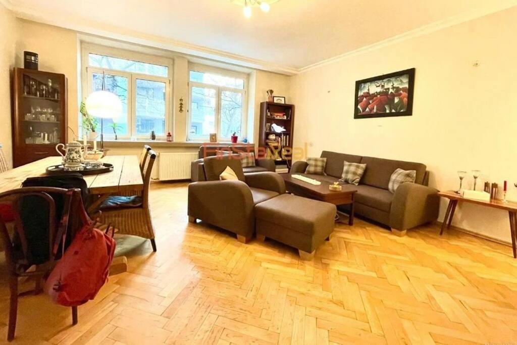 Economy Apartment 2 Min From The Main Station Bratislava Bagian luar foto