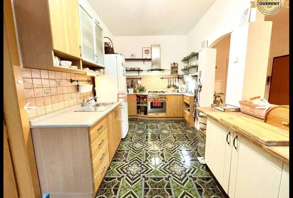 Economy Apartment 2 Min From The Main Station Bratislava Bagian luar foto